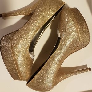 BRASH Wide Gold Glitter Pumps